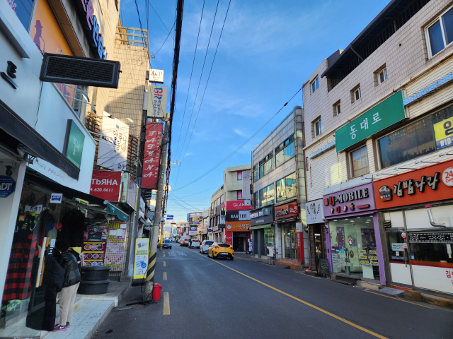 고려인들이 밀집해 있는 경주 성건동 일대 상권 모습. 코로나19 등으로 한국인들이 떠난 빈 점포는 고려인들이 채우고 있다. 곳곳에는 러시아어 간판으로 된 빵집, 식품점 등이 있으며, 고려인 태권도장 홍보물도 가게에 붙어져 있다. 이영광 기자