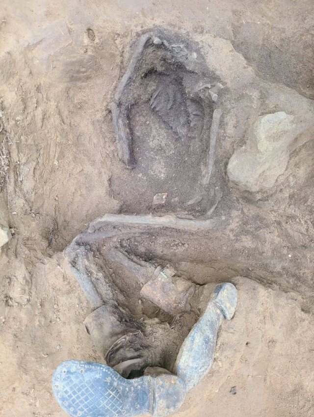 다부동전투가 벌어지는 어느 고지로 노무자들이 지게로 군수물자를 나르고 있다. 다부동전적기념관 제공