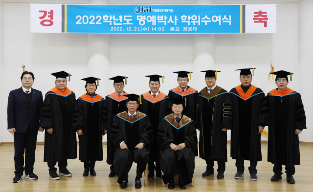 금오공대 명예경영학박사 학위를 받은 백승균(앞줄 오른쪽) ㈜구일엔지니어링 대표, 유해귀(앞줄 왼쪽) 지텍㈜ 대표와 곽호상(뒷줄 가운데) 금오공대 총장 등 보직 교수들이 기념촬영하고 있다. 금오공대 제공