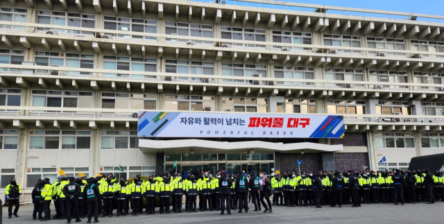 22일 대구시청 산격청사 출입문 앞에 대규모 경찰 병력이 배치돼 있다. 윤수진 수습기자