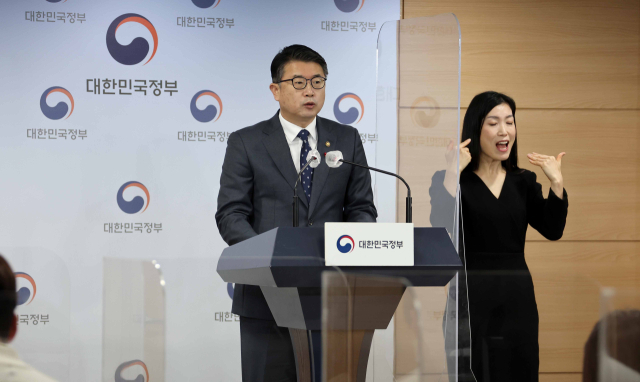 장상윤 교육부 차관이 22일 정부서울청사 브리핑실에서 2022년 개정 초중등학교 및 특수학교 교육과정 확정 발표하고 있다. 연합뉴스