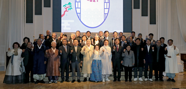2022 경상북도 유림단체 송년 교례회가 22일 경북 안동시 리첼호텔에서 열렸다. 이철우 경상북도지사, 정창룡 매일시문사 사장을 비롯한 유림 및 문중 대표와 주요 내빈들이 화합과 발전을 다짐하며 화이팅을 외치고 있다. 김영진 기자 kyjmaeil@imaeil.com