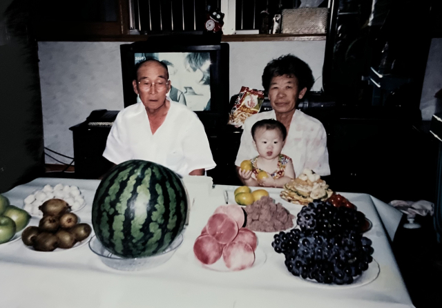이정식 씨가 아기였던 시절 할아버지, 할머니와 함께 찍은 사진. 사진 왼쪽이 할아버지 고 이병석 씨, 오른쪽이 할머니 고 서선이 씨, 서 씨 품에 안긴 아기가 이정식 씨. 가족 제공.