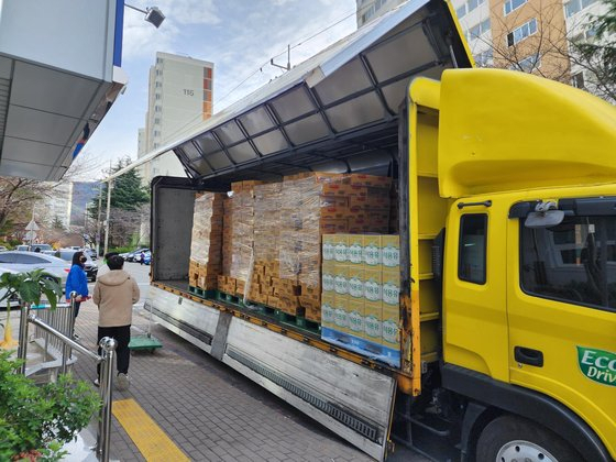 익명의 기부자가 부산 한 행정복지센터에 전달한 라면 550박스. 부산 사상구 제공