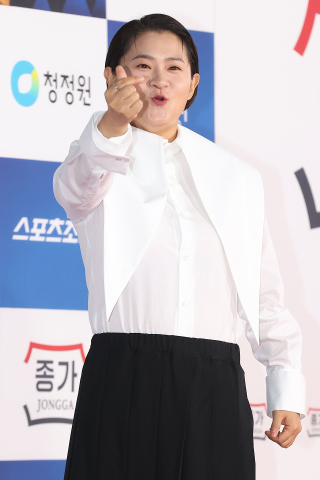 방송인 김신영이 25일 오후 서울 여의도 KBS홀에서 열린 제43회 청룡영화상 시상식 레드카펫 행사에 참석하고 있다. 연합뉴스