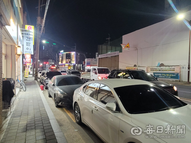포항 학잠지구 내 양학동 초입의 4차선 도로가 주정차량으로 인해 한 차선이 주차장처럼 변해버렸다. 남구 방향 주 출입로인 이 곳은 대규모 주택밀집지역을 감당하기에는 턱없이 좁아 보였다. 김상일 포항시의원 제공