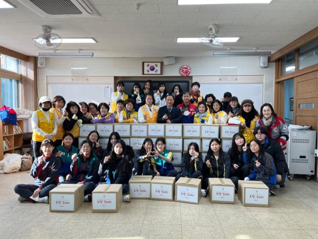 23일 경산여자중학교 청소년적십자(RCY) 학생들과 적십자봉사회 경산지구협의회 봉사원들이 경산여중에서 9개월 간 모금한 기부금으로 연말 취약계층에게 전달할 식료품 꾸러미를 만들었다. 대한적십자사 경북지사 제공
