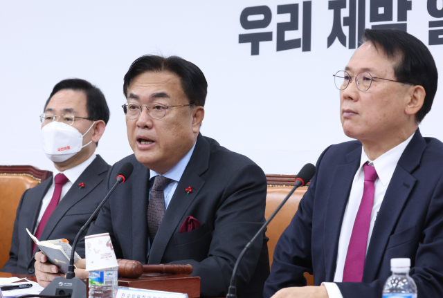 국민의힘 정진석 비상대책위원장이 23일 오전 국회에서 열린 제6차 전국위원회에서 인사말을 하고 있다. 왼쪽부터 주호영 원내대표, 정 비대위원장, 윤두현 전국위 의장 직무대행. 연합뉴스