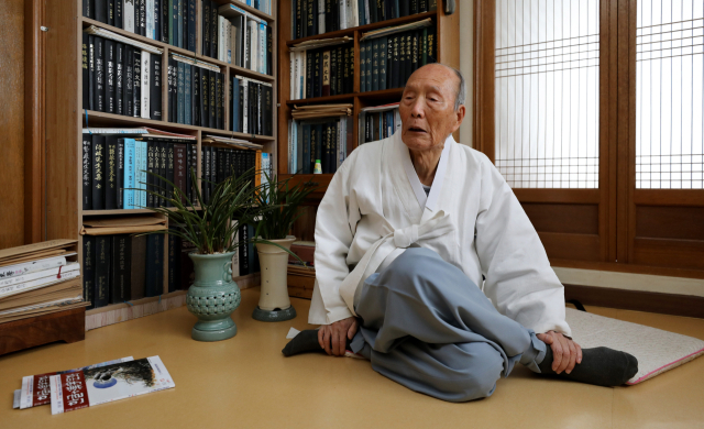 유학자 동천 김창회 선생이 선비정신과 도덕, 시대의 조류에 대해 이야기하고 있다. 김영진 기자 kyjmaeil@imaeil.com