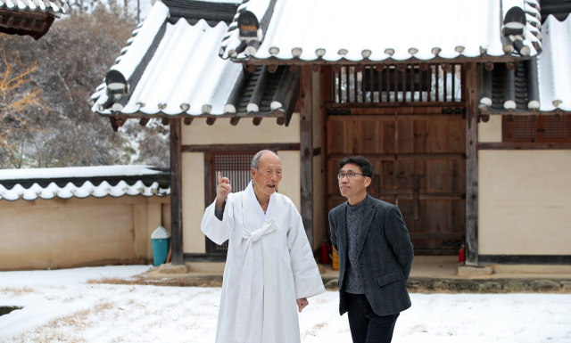 유학자 동천 김창회 선생이 의성군 점곡면 사촌마을 유자정(孺子亭)에서 선비정신과 도덕, 시대의 조류에 대해 본지 김태진 논설위원과 이야기를 나누고 있다. 김영진 기자 kyjmaeil@imaeil.com