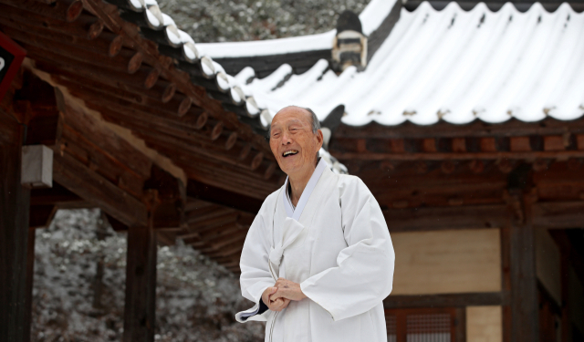 유학자 동천 김창회 선생이 의성군 점곡면 사촌마을 유자정(孺子亭)에서 선비정신과 도덕, 시대의 조류에 대해 이야기하고 있다. 김영진 기자 kyjmaeil@imaeil.com