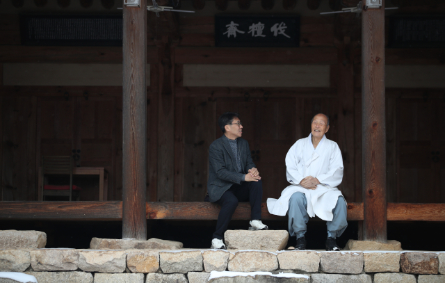 유학자 동천 김창회 선생이 의성군 점곡면 사촌마을 유자정(孺子亭)에서 선비정신과 도덕, 시대의 조류에 대해 본지 김태진 논설위원과 이야기를 나누고 있다. 김영진 기자 kyjmaeil@imaeil.com