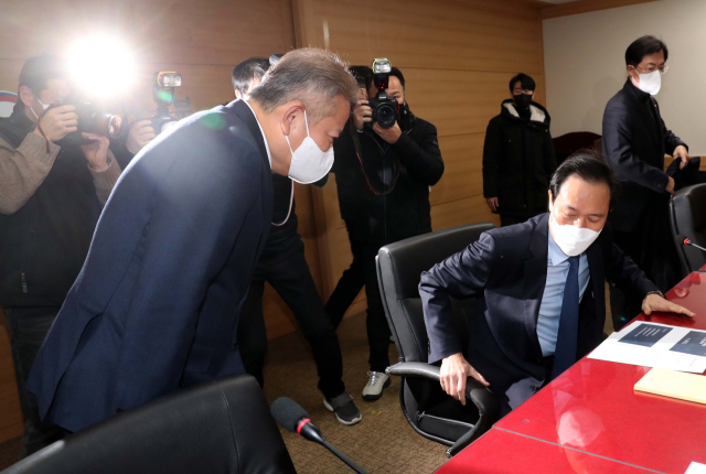 23일 정부서울청사 중앙재난안전대책본부 서울상황센터에서 열린 이태원 참사 국정조사 행정안전부 현장조사에서 우상호 위원장이 이상민 행안부 장관과 인사하고 있다. 연합뉴스