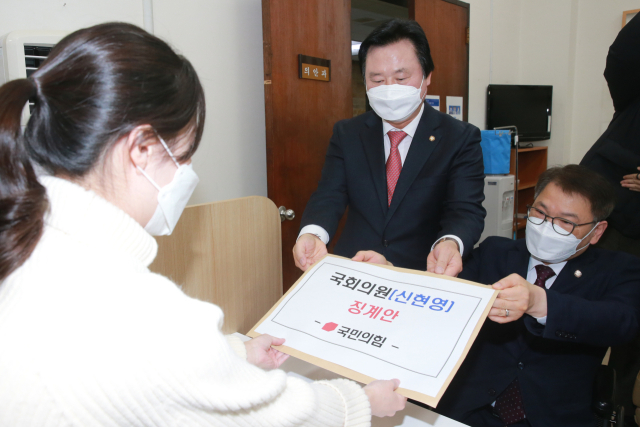 국회 보건복지위원회 여당 간사인 국민의힘 강기윤 의원(왼쪽)과 이종성 의원이 23일 오전 국회 의안과에 더불어민주당 신현영 의원 징계안을 제출하고 있다. 연합뉴스