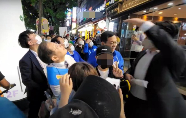 인천 계양을 국회의원 보궐선거에 출마한 더불어민주당 이재명 후보를 향해 철제그릇을 던진 60대 남성이 경찰에 체포됐다. 인천 계양경찰서는 공직선거법상 선거방해 혐의로 60대 남성 A씨를 현행범으로 체포해 조사하고 있다고 21일 밝혔다. 사진은 철제그릇 날아온 뒤 쳐다보는 이재명 후보. 연합뉴스