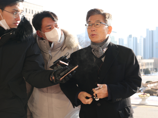 구본민 변호사가 23일 정부과천청사 법무부에서 열리는 사면심사위원회 회의에 참석하고 있다. 연합뉴스