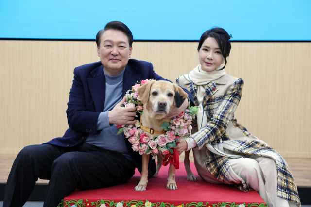 윤석열 대통령과 김건희 여사가 24일 경기도 용인 삼성화재 안내견 학교에서 분양받은 은퇴 안내견 