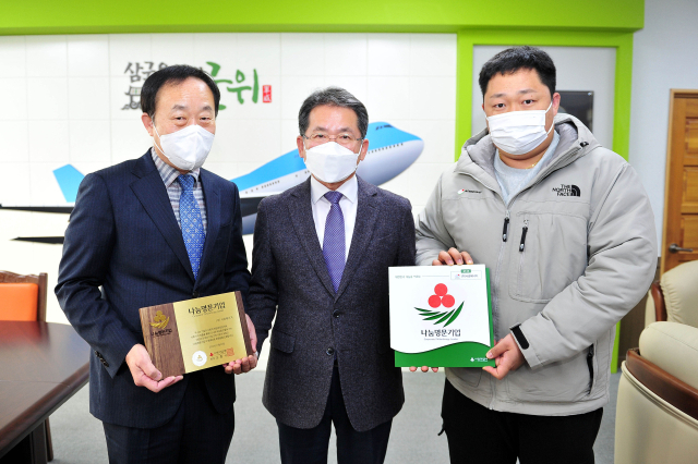 김진열(가운데) 경북 군위군수가 나눔명문기업 군위군 1호로 가입한 서광에너지 관계자와 기념 사진을 촬영하고 있다. 군위군 제공