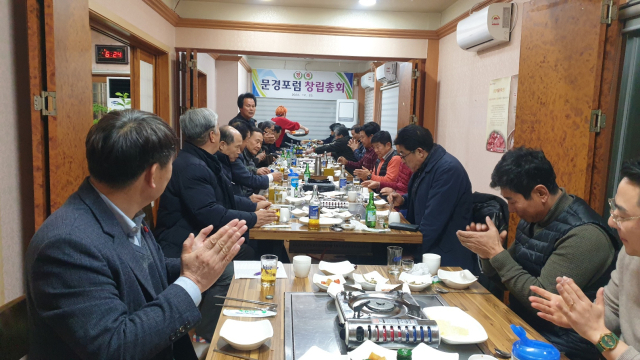 지난 23일 시내 한 식당에서 문경포럼 창립총회가 열린 가운데 회원들이 만찬을 하고 있다. 고도현 기자