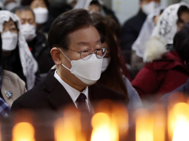 더불어민주당 이재명 대표가 성탄절인 25일 오전 인천시 계양구 박촌동성당에서 진행된 성탄 미사에 참석했다. 연합뉴스