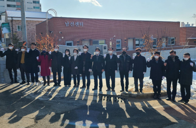남산센터 개소식에 참석한 박남서 영주시장과 마을 주민들이 파이팅을 하고 있다. 영주시 제공