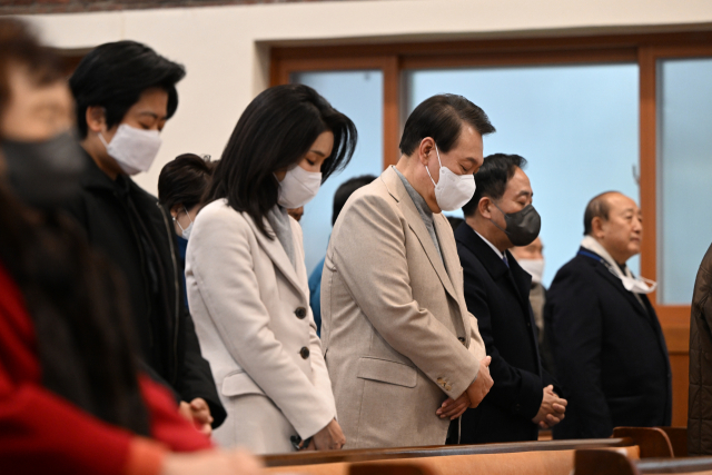 윤석열 대통령과 김건희 여사가 25일 서울 성북구 영암교회에서 성탄절 예배를 드리고 있다. 연합뉴스