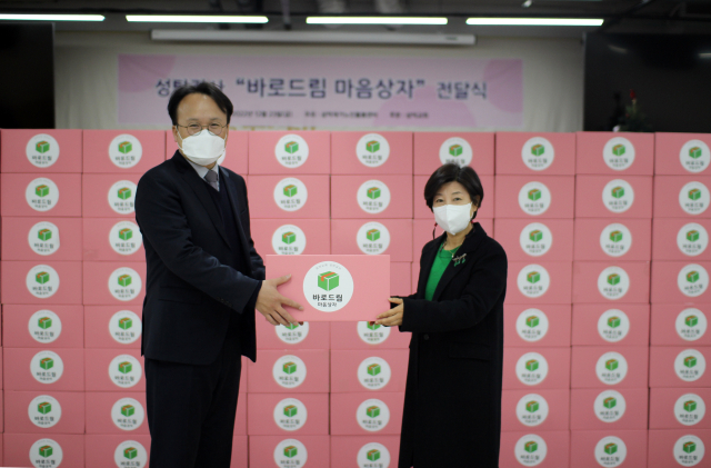 강영롱 대구 삼덕교회 담임목사가 23일 박태희 대구중구재가노인지역협의체 대표에게 