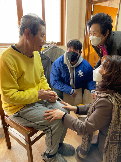 삼성라이온즈 투수 원태인, 대구 지역 소외 어르신위한 희망꾸러미 전달