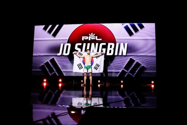조성빈이 2021 프로페셔널 파이터스 리그 페더급 정규시즌 경기를 위해 입장하고 있다. PFL 제공