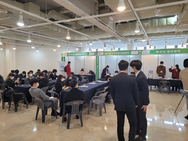 대구시와 대구테크노파크는 23일 오후 대구 중구 대구스테이션센터 3층에서 고용친화기업 등 지역기업 18개 사와 지역 9개 대학 졸업예정자 108명 간 채용 면접을 실시하는 