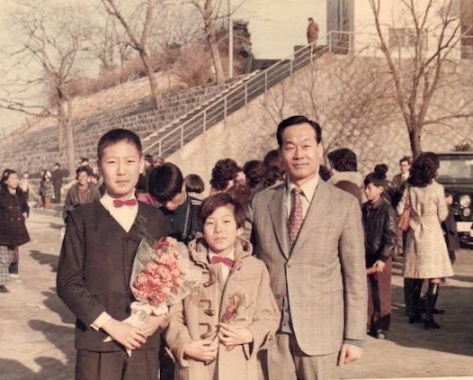 25일 서울 성북구 영암교회에서 열린 성탄절 예배에서 공개된 윤석열 대통령의 초등학교 졸업식 사진. 대통령실 제공