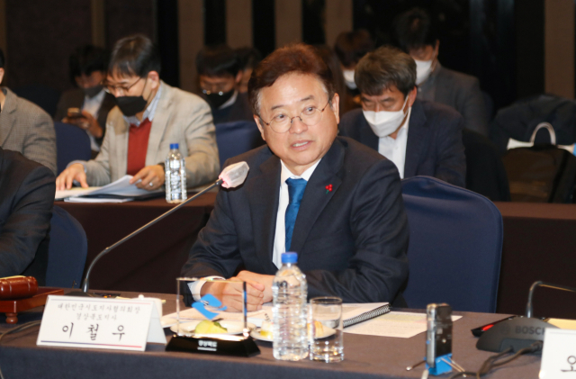 대한민국시도지사협의회(회장 이철우 경북도지사·사진)는 지난 23일 서울 HW컨벤션센터에서 전국 시·도지사가 참석한 가운데 제51차 총회를 열었다. 이철우 시도지사협의회장이 발언하고 있다. 대한민국시도지사협의회 제공