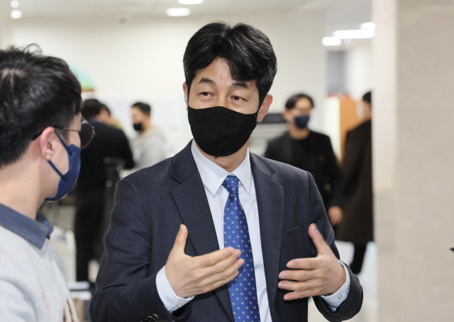 더불어민주당 윤건영 의원이 1일 오후 국회 소통관에서 문재인 전 대통령의 서해피격수사에 대한 공식입장문을 발표한 뒤 취재진의 질문에 답하고 있다. 연합뉴스