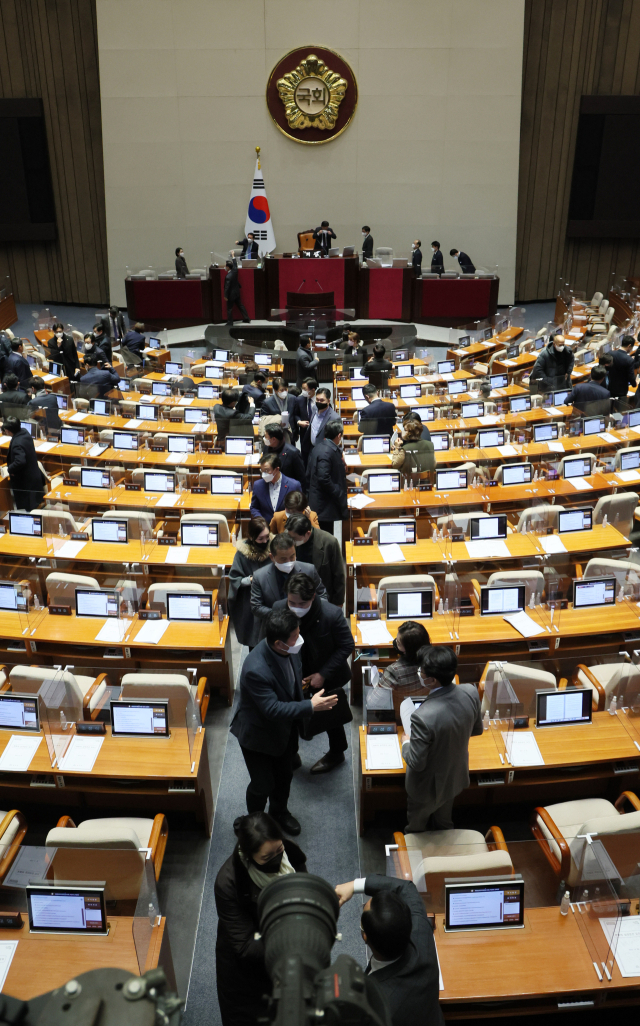 24일 새벽 내년도 예산안 통과 뒤 산회가 선포되자 여야 의원들이 국회 본회의장을 나서고 있다 . 연합뉴스