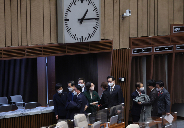 한덕수 국무총리가 24일 새벽 내년도 예산안 국회 본회의 통과 뒤 국무위원들과 퇴장하고 있다. 연합뉴스