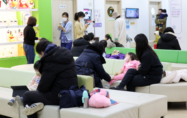 지난 9월 인플루엔자 유행주의보 발령 이후 이달 들어 본격적으로 독감 의사환자 발생이 늘고 있는 것으로 나타난 20일 서울 성북우리아이들병원에서 예방접종과 진료를 받으려는 시민들이 대기하고 있다. 방역당국은 인플루엔자 유행이 본격화되면서 예방접종과 개인위생수칙 준수를 재차 당부했다. 연합뉴스
