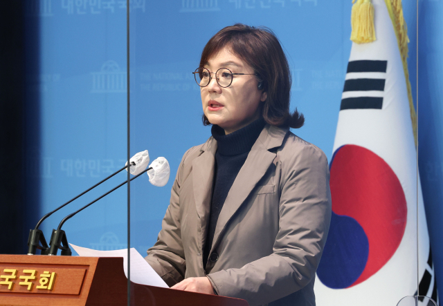 국민의힘 양금희 수석대변인이 25일 오후 서울 여의도 국회 소통관에서 더불어민주당 이재명 대표 관련 논평을 발표하고 있다. 연합뉴스