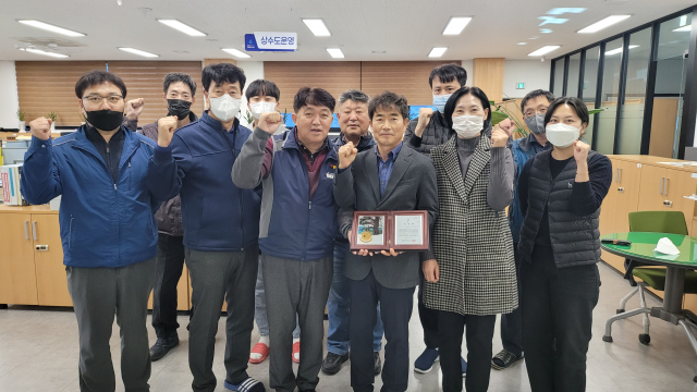 2022년 하반기 베스트 간부공무원으로 선정된 이상직(앞줄 왼쪽에서 4번째) 맑은물사업소장. 울진군제공