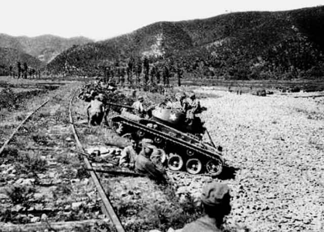 1950년 8월 방어선에 배치된 미군전차. 철로는 함안-마산 간 노선. 마산방어전투 기념사업회 제공