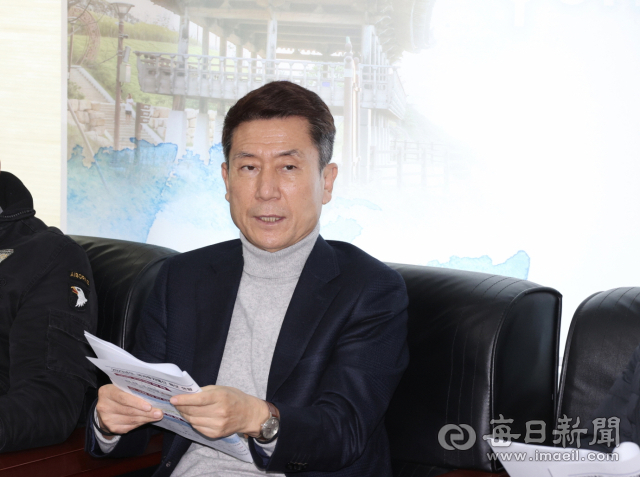 이강덕 포항시장이 26일 브리핑룸에서 내년도 국비 확보가 가지는 의미에 대해 설명하고 있다. 포항시 제공