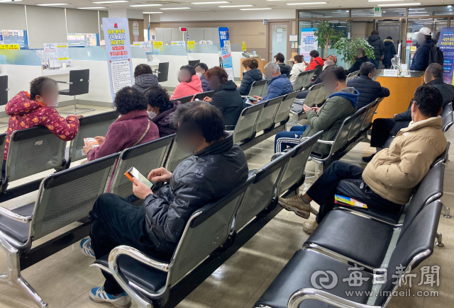 지난달 26일 대구 서부고용복지플러스센터에서 실업급여 교육 대상자들이 교육을 받기 위해 기다리고 있다. 우태욱 기자 woo@imaeil.com