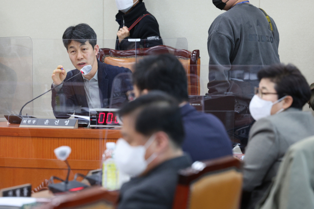 26일 오후 국회에서 열린 환노위 고용노동법안심사소위원회에서 윤건영 위원장 직무대리가 발언하고 있다. 연합뉴스