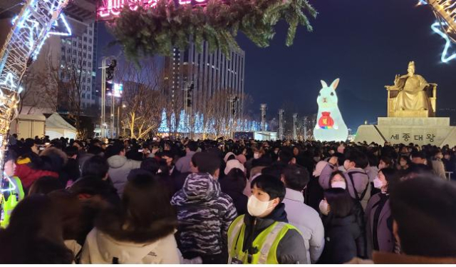 서울 빛초롱 행사를 찾은 시민들. 서울관광재단 제공