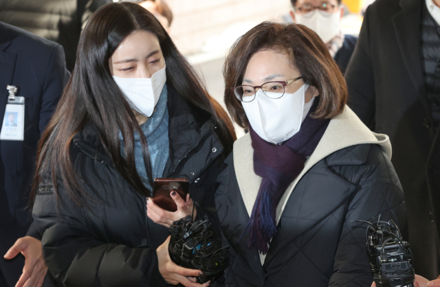 구속 전 피의자심문(영장실질심사) 출석을 위해 서울 마포구 서울서부지방법원을 찾은 박희영 용산구청장이 취재진 질문에 묵묵부답으로 일관하며 청사로 들어서고 있다. 연합뉴스