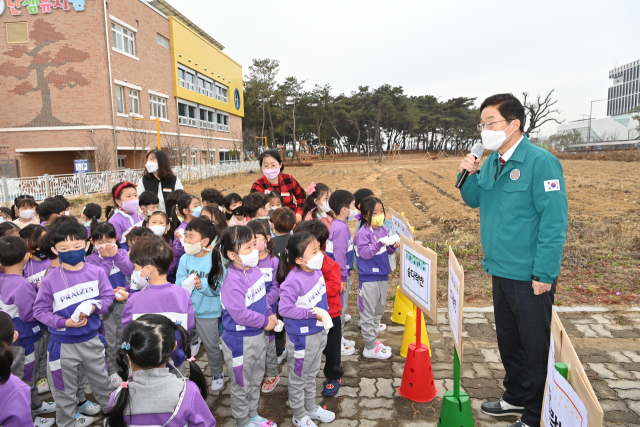 지난달 14일 시행된 재난대응 안전한국훈련에서 임종식 경북도교육감이 직접 예천 단샘유치원의 현장훈련을 주재하고 있다. 경북교육청 제공