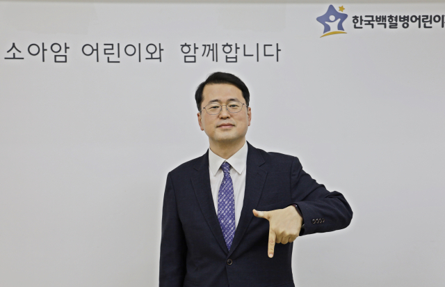 서선원 한국백혈병어린이재단 사무총장이 소아암 아동을 격려하는 럭키칠곡 챌린지를 시작하고 있다. 칠곡군 제공