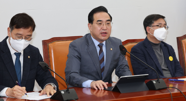 더불어민주당 박홍근 원내대표가 27일 오전 서울 여의도 국회에서 열린 원내대책회의에서 발언하고 있다. 연합뉴스