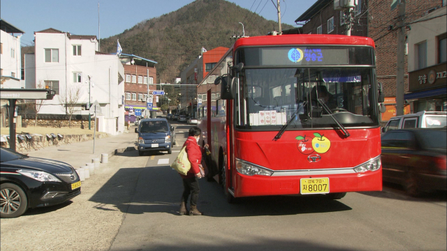 새해부터 경북 청송군 전역을 다니는 농어촌 버스가 무료로 운행된다. 청송군민은 물론 관광객까지 이 버스를 무료로 이용할 수 있다. 청송군 제공
