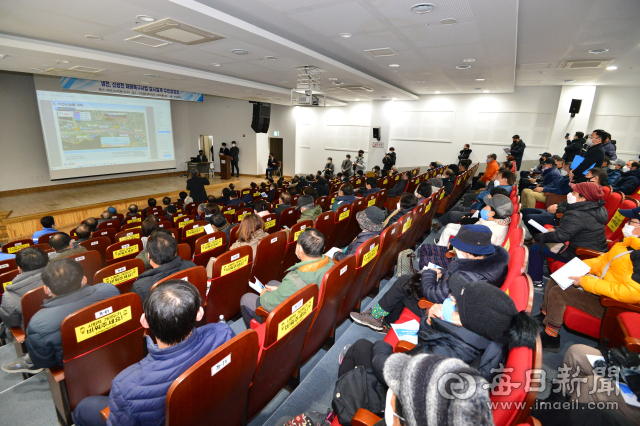 27일 포항시 남구 오천읍민복지회관에서 냉천 등 태풍 힌남노 당시 범람했던 하천의 재해복구사업 방향에 대한 주민설명회가 열리고 있다. 신동우 기자