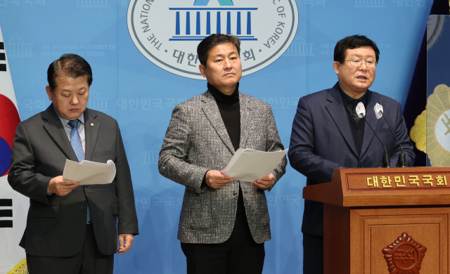 더불어민주당 국회 국방위원들이 27일 오후 국회 소통관에서 북한 무인기 및 윤석열 대통령 발언 관련 긴급기자회견을 하고 있다. 왼쪽부터 김병주, 김영배, 설훈 의원. 연합뉴스